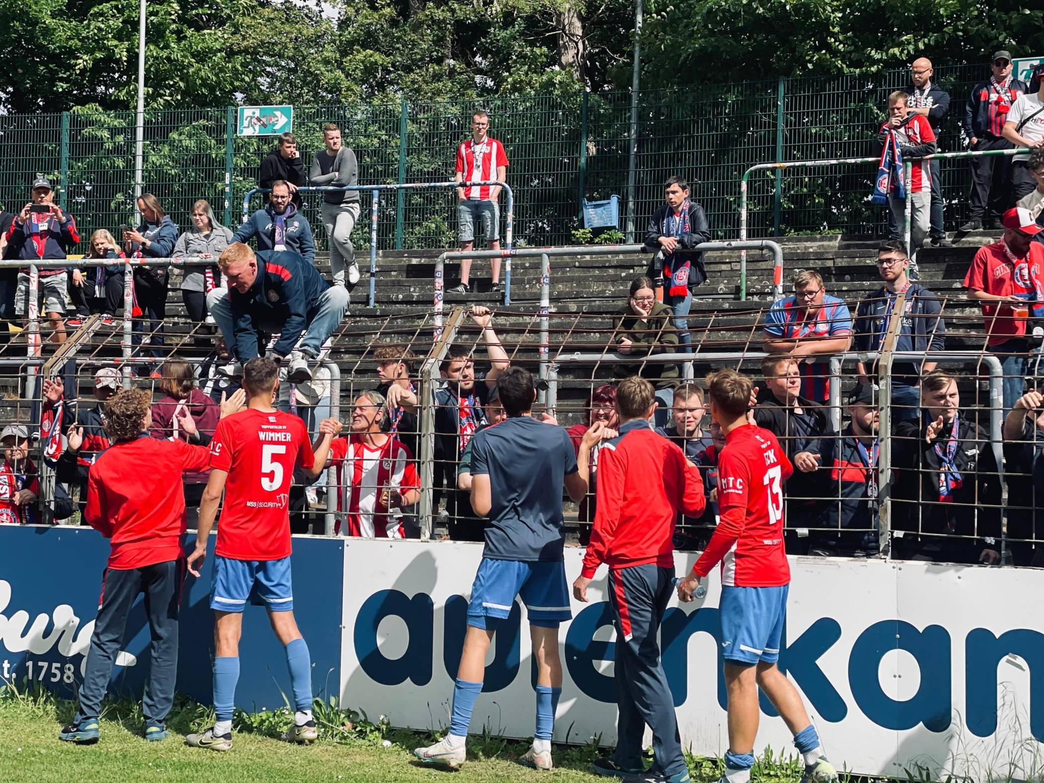  Trotz der 0:7-Niederlage gab es von den eigenen Fans nach dem letzten Saisonspiel aufmunternden Beifall von den eigenen Fans. 