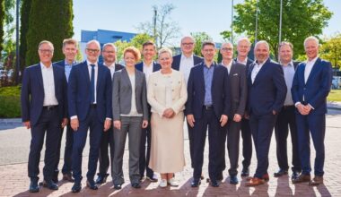 Gruppenbild mit zwei Damen: Dr. Jürgen Stebani (polyMaterials), Andreas Holzner (Baerlocher), Dr. Ralf Düssel (Evonik), Dr. Klaus Wittstock (BASF), Dr. Christine Bunte (Hauptgeschäftsführerin Plastics Europe Deutschland), Philip O. Krahn (Otto Krahn Group), Ute Spring (Dow), Dr. Daniel Koch (LyondellBasell), Dr. Guido Naberfeld (Covestro), Dr. Oliver Mieden (Vinnolit), Uwe Dietsch (Inovyn), Michael Freutsmiedl (Borealis), Wolf Sanner (Syensqo) und Dr. Peter Prinz (Vynova; v.li.; Foto: Daniel Schweinert)
