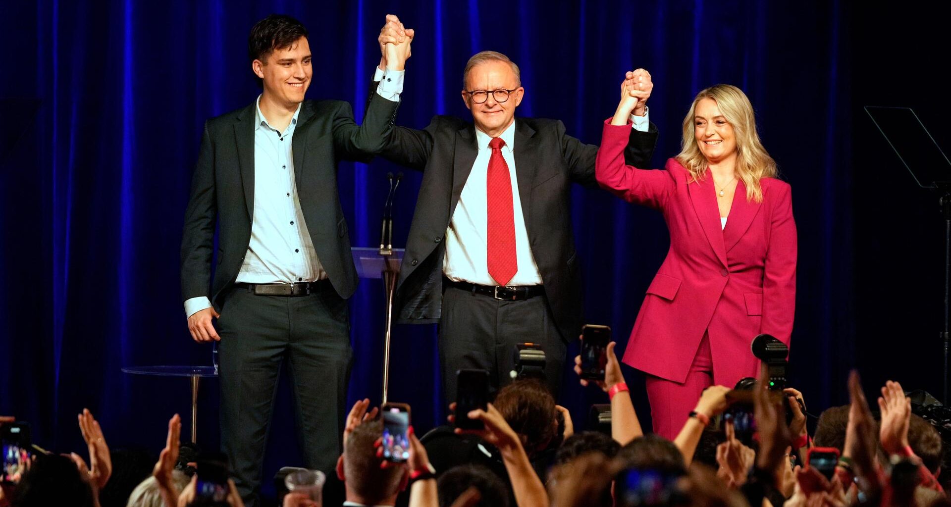Premierminister Albanese mit Sohn Nathan und Lebenspartnerin Jodie Haydon bei der Wahlparty der Labor-Party.