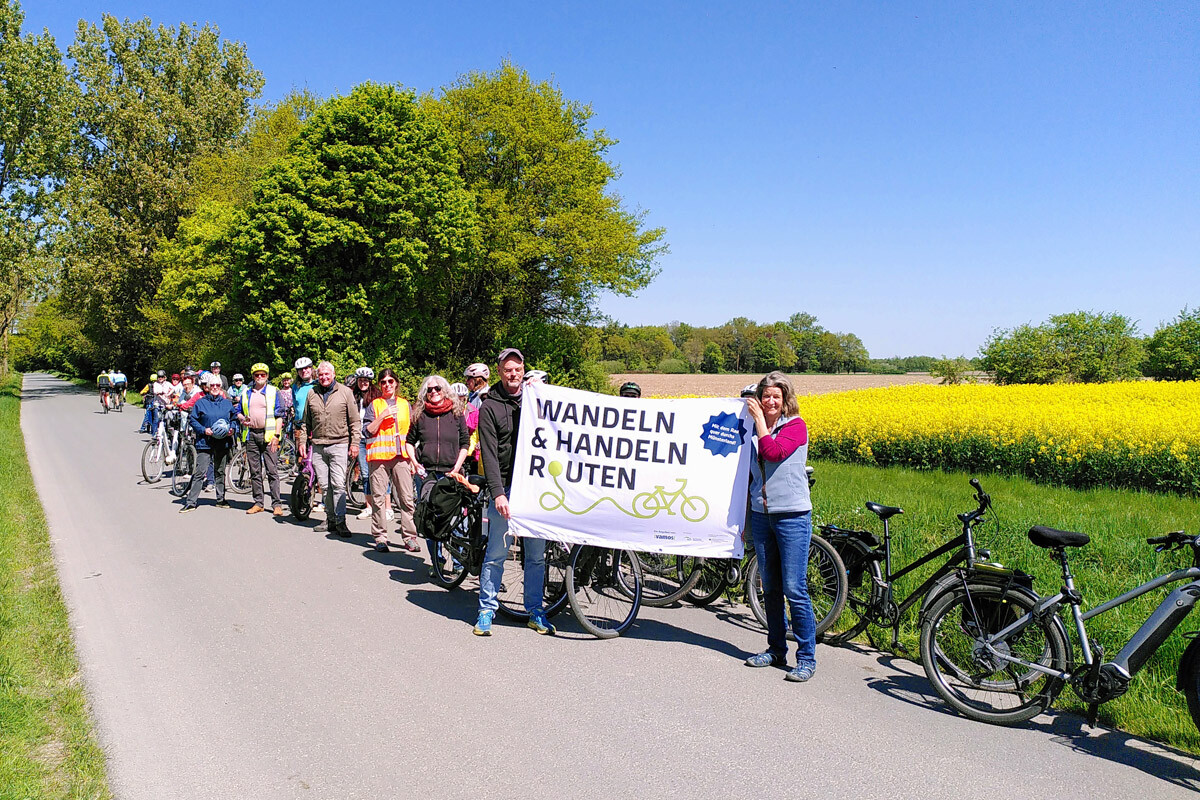 35 Radfahrerinnen und Radfahrer waren bei der Tour "Wandeln und Handeln" unterwegs. (Foto: Suessenguth / Vamos)