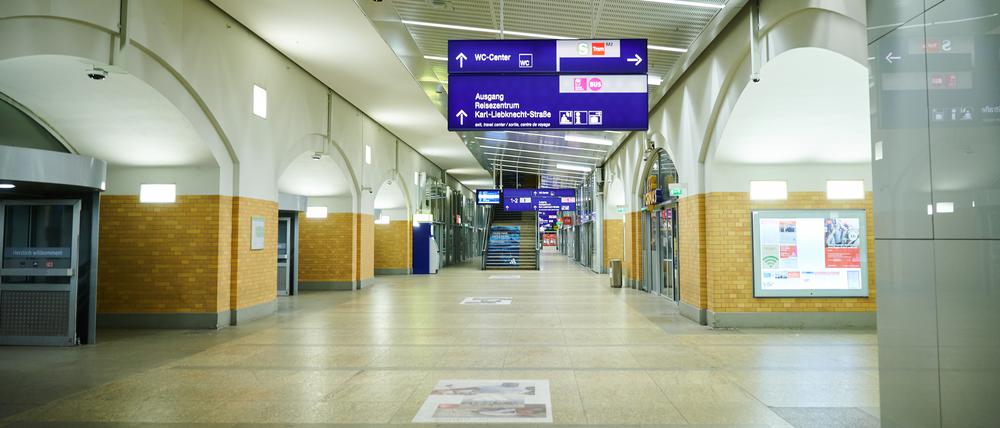 Der Bahnhof Alexanderplatz. 