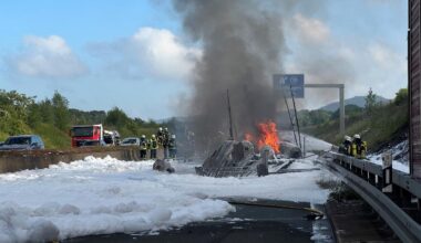 Nordrhein-Westfalen: Lkw auf A33 komplett ausgebrannt: Autobahn bei Bielefeld gesperrt
