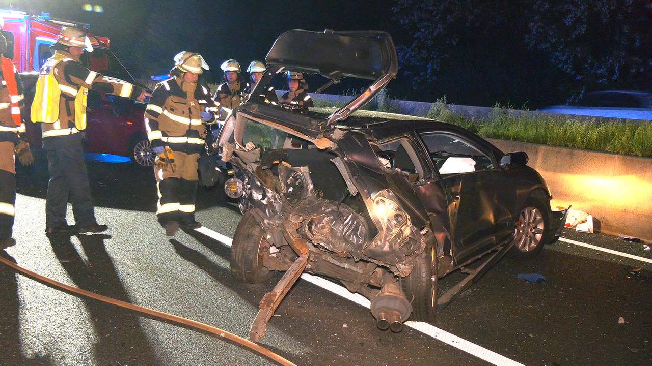 Nordrhein-Westfalen: Schwerer Verkehrsunfall auf A40 bei Essen: vier junge Männer verletzt