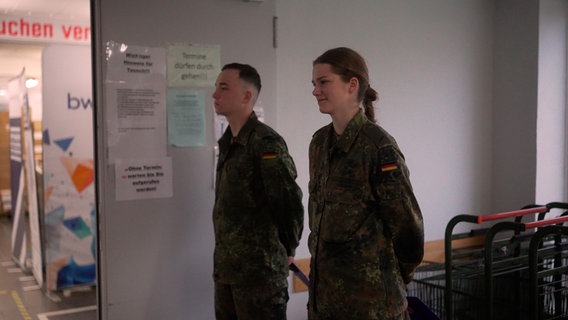 Leif D. (links) und Minja P. stehen in Bundeswehr-Uniformen mit verschränkten Armen nebeneinander. © NDR 