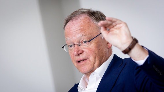 Stephan Weil (SPD), Ministerpräsident von Niedersachsen, spricht in einem Interview. © picture alliance/dpa Foto: Michael Matthey