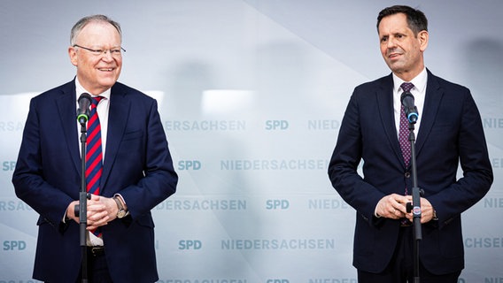 Stephan Weil und Olaf Lies (beide SPD) während einer Pressekonferenz. © picture alliance/dpa | Moritz Frankenberg Foto: Moritz Frankenberg
