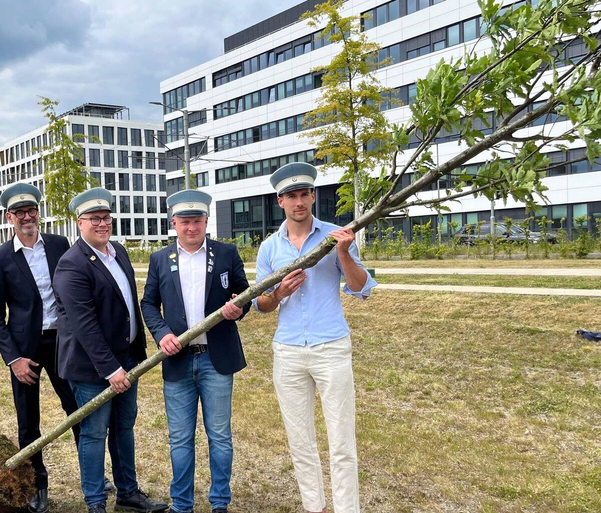 Leon Goretzka pflanzt Maiabendeiche in Bochum