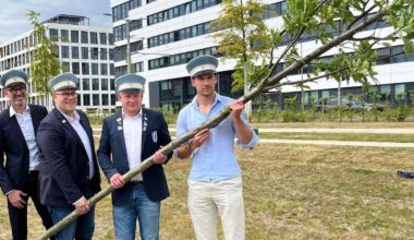 Leon Goretzka pflanzt Maiabendeiche in Bochum