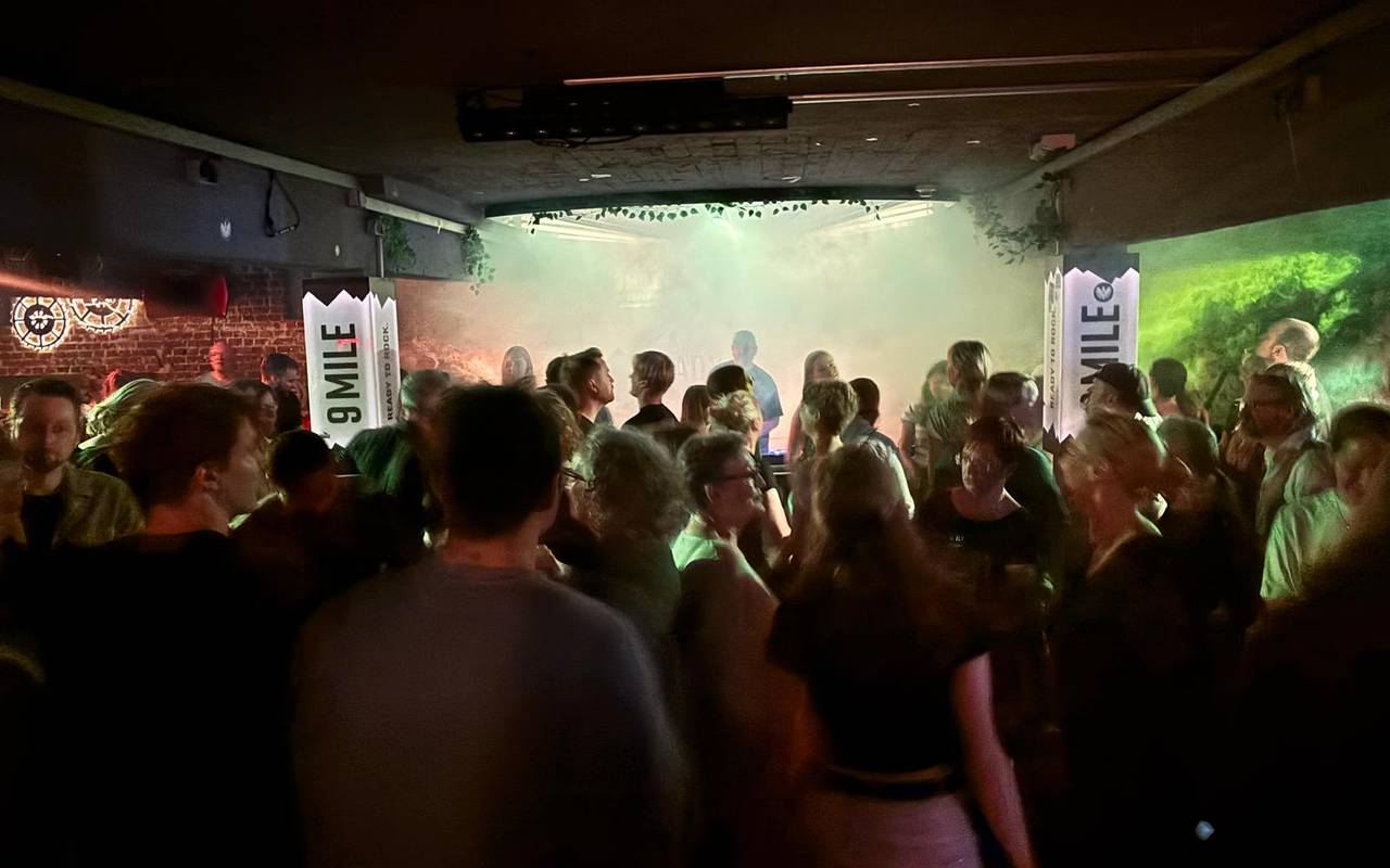 Menschen tanzen auf einer Tanzfläche eines Münsteraner Clubs.