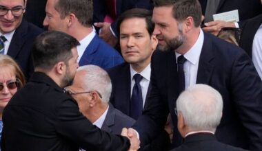 Vance und Selenskyj reichen sich in Rom die Hand