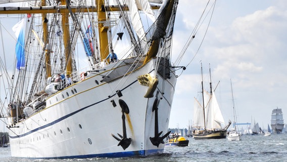 Ein Schiff bei der Windjammerparade in Kiel während der Kieler Woche © LH Kiel Foto: Bodo Quante