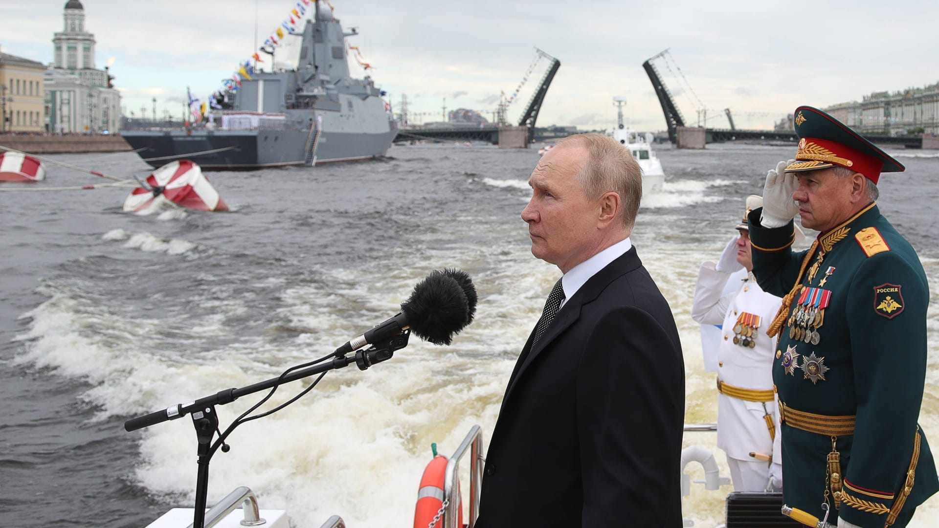 Wladimir Putin bei einem Besuch der Marine (Archivbild): Offenbar nutzt Russland eine Schattenflotte, um Öl zu transportieren.