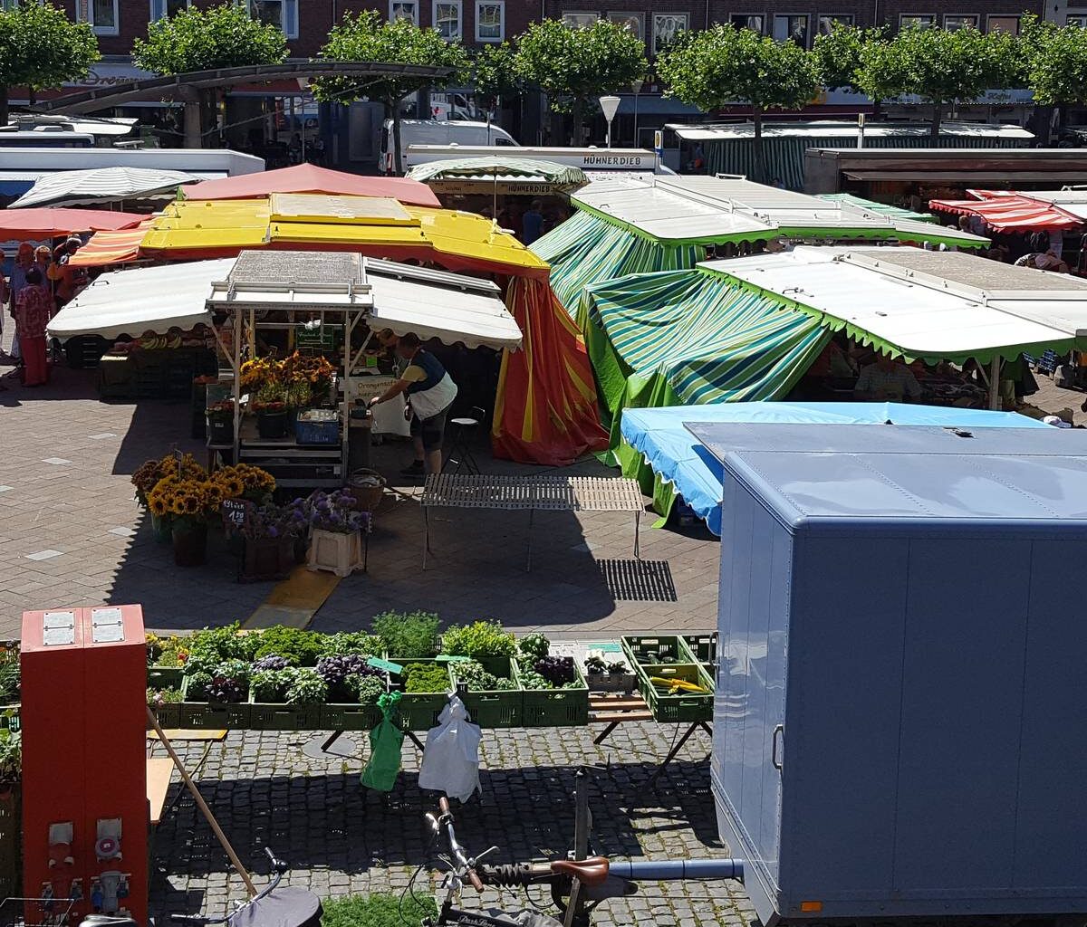 Fahrradbeauftragte auf Wochenmarkt in Dellbrück