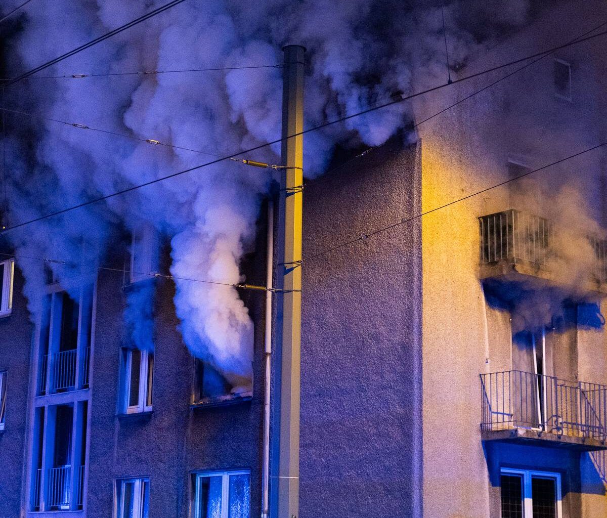 Feuerwehr Essen löscht brennende Wohnung