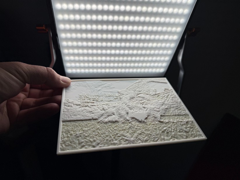 Ein Litophane: Eine dünne Scheibe aus weißem Kunststoff, in der sich ein vollfarbiges Foto verbirgt.