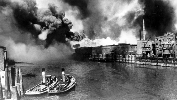 Brennende Öltanks im Hamburger Hafen nach einem Luftangriff während des Zweiten Weltkriegs © picture-alliance / dpa 
