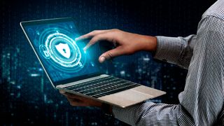 Mit Microsoft Entra ID Protection lassen sich Benutzerkonten in Azure AD/Entra ID vor Phishishing-Angriffen, unberechtigten Zugriffen und anderen Risiken schützen. (Bild: Blue Planet Studio - stock.adobe.com)