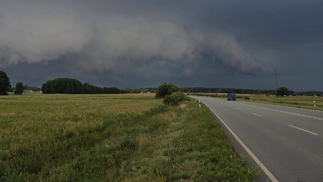 Unwetter über Deutschland: Windhose! S-Bahnverkehr eingestellt | News