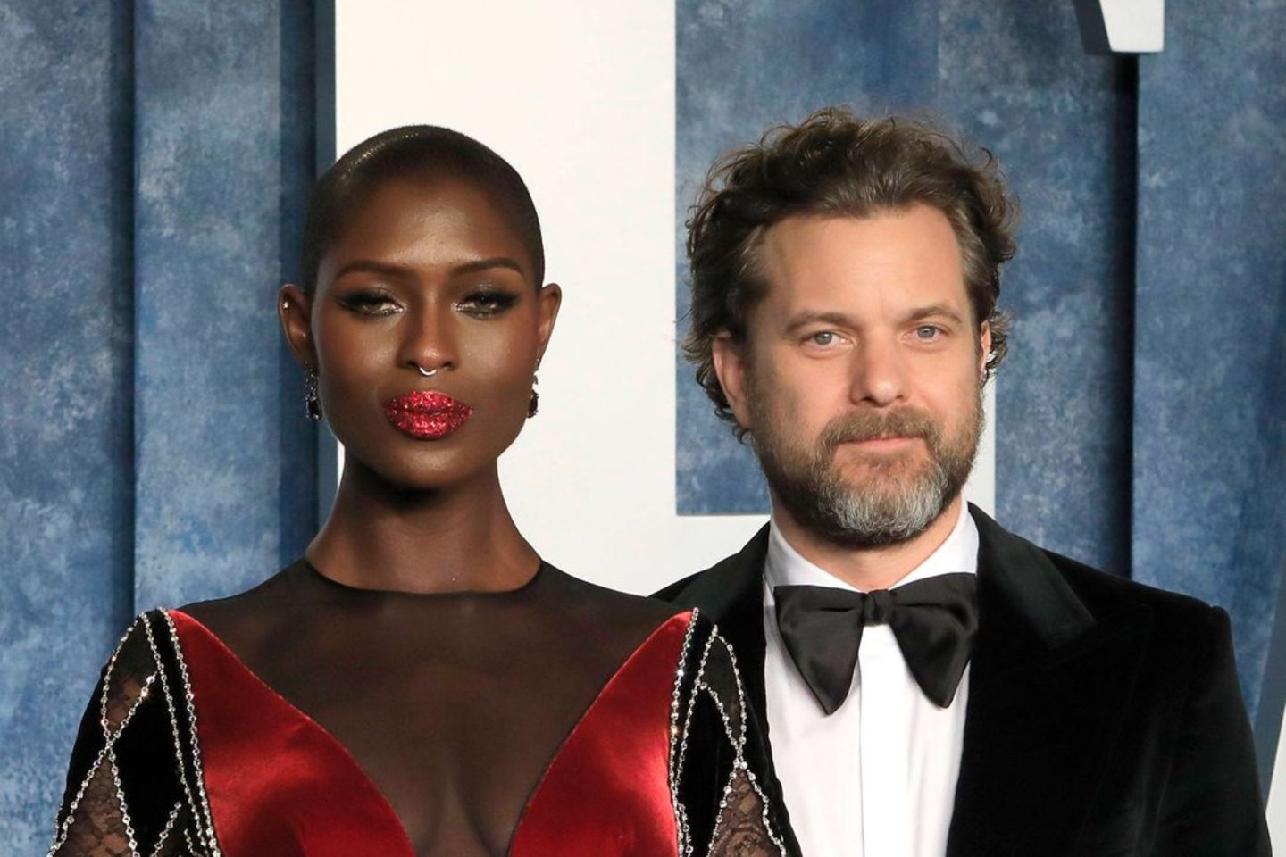 Jodie Turner-Smith und Joshua Jackson gemeinsam auf dem roten Teppich.