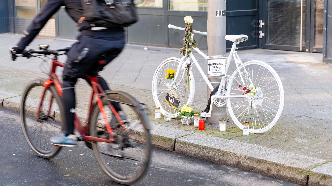 Ein Geisterfahrrad für 87-Jährige: Mahnwache gedenkt getöteter Radfahrerin