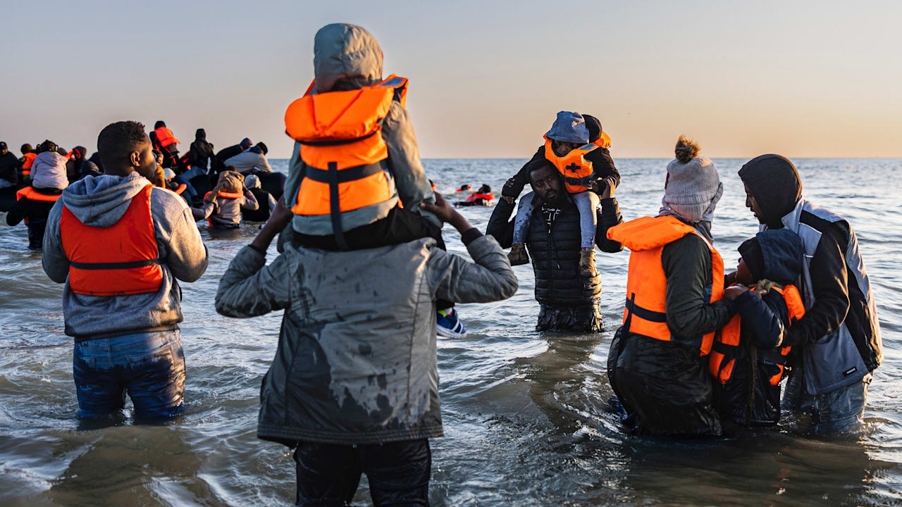 Frankreich: Treck von Migranten hofft auf Überfahrt nach England | News