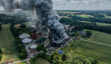 Feuer in einer Halle - Brand in Kartoffelbetrieb in Gütersloh - zwei Verletzte - Panorama