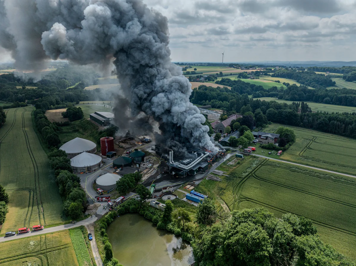 Feuer in einer Halle - Brand in Kartoffelbetrieb in Gütersloh - zwei Verletzte - Panorama