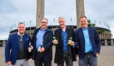 Gruppenfoto vor dem Olympiastadion Berlin
