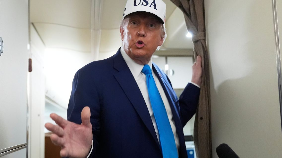 Gestern sprach US-Präsident Trump zu Journalisten an Bord der Regierungsmaschine.