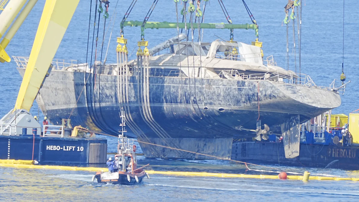 Luxusyacht Bayesian vor Sizilien geborgen - Panorama