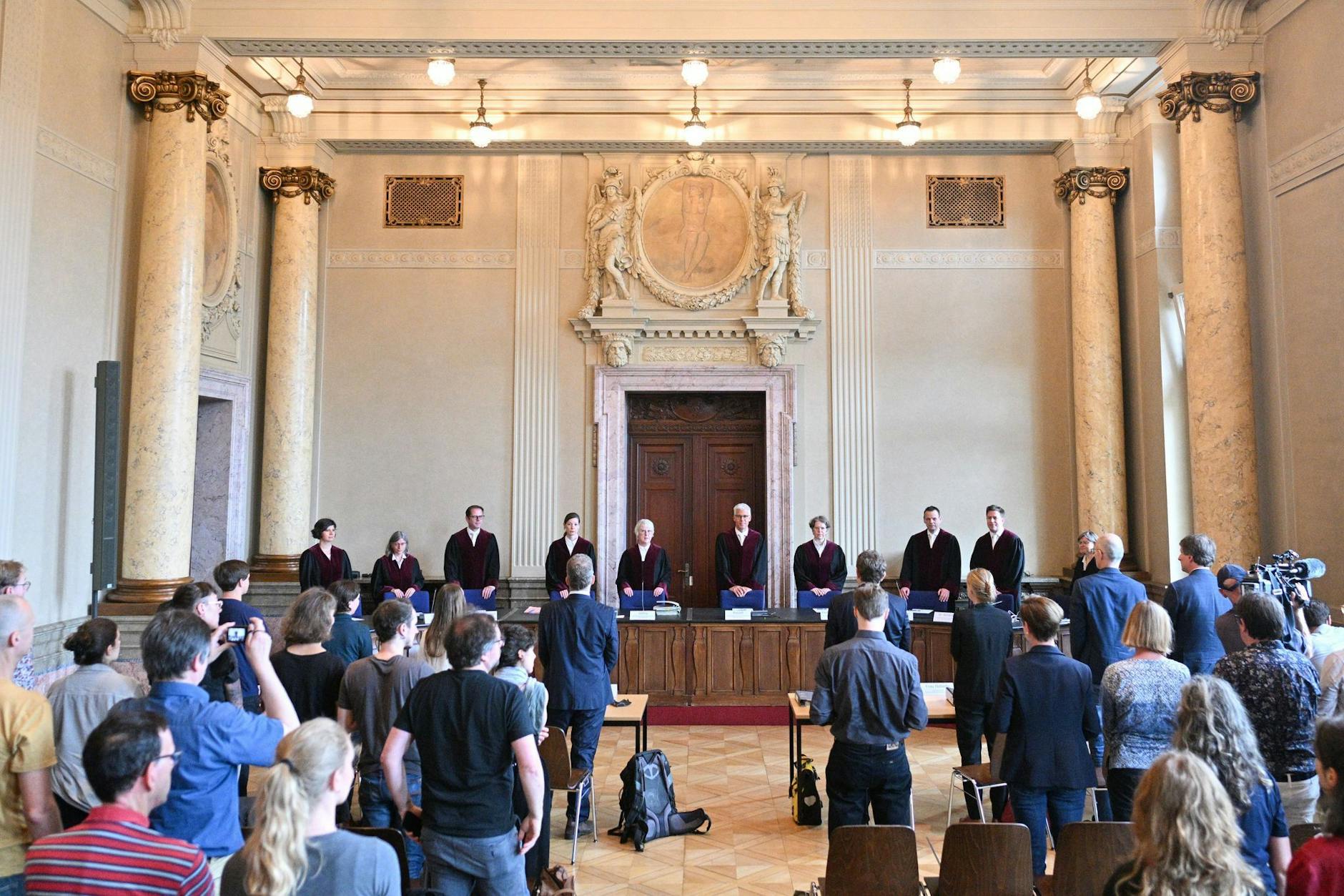 Die Richter stehen vor der Entscheidungsverkündung des Verfassungsgerichtshofs zur Zulässigkeit der Initiative „Volksentscheid Berlin autofrei“ im Saal.