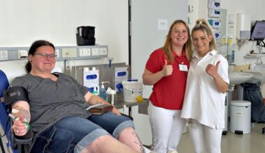 Daumen hoch fürs Leben retten: Eine Spenderin bei der Blutspende in der Universitätsklinik Halle.
