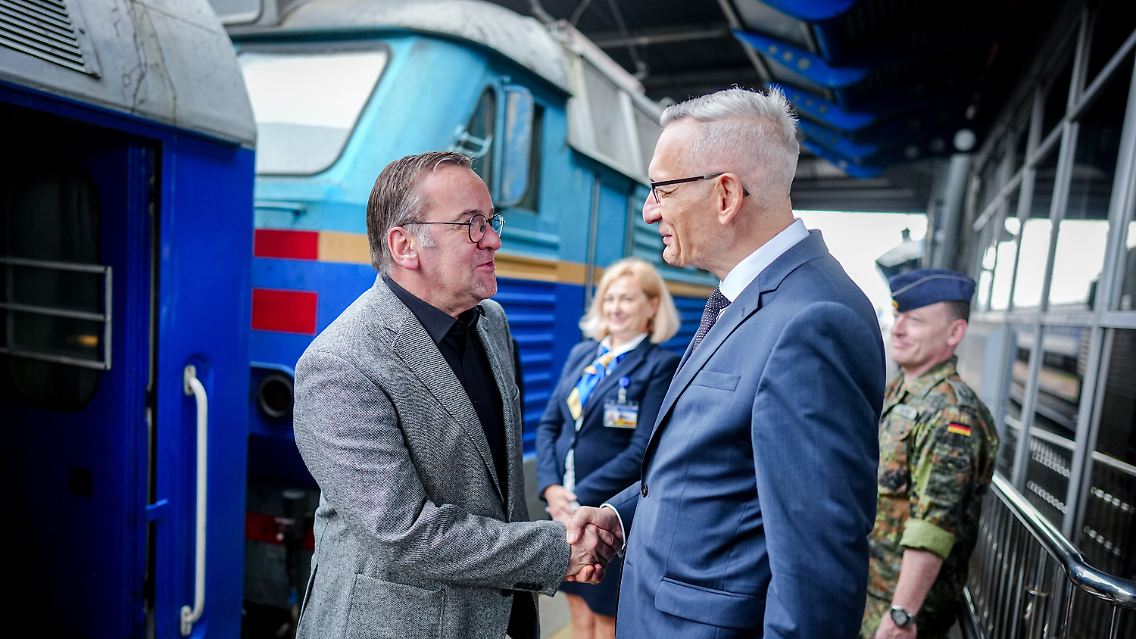 Verteidigungsminister Boris Pistorius (l), kommt am Morgen mit einem Sonderzug in Kiew an und wird vom deutschen Botschafter in der Ukraine, Martin Jäger, begrüßt.