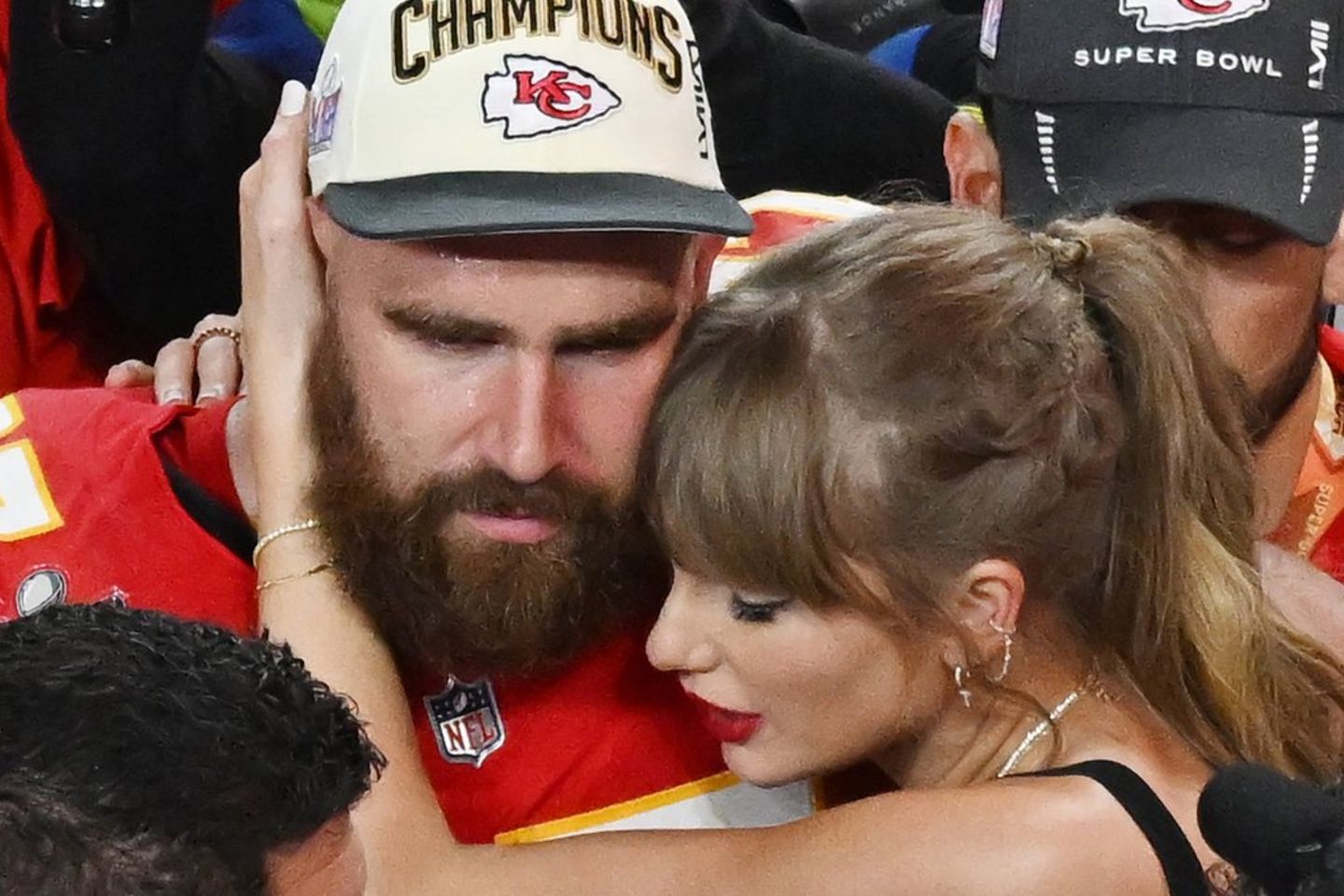 Travis Kelce und Taylor Swift bilden eines der bekanntesten US-amerikanischen Traumpaare, das sich auch immer wieder beruflich