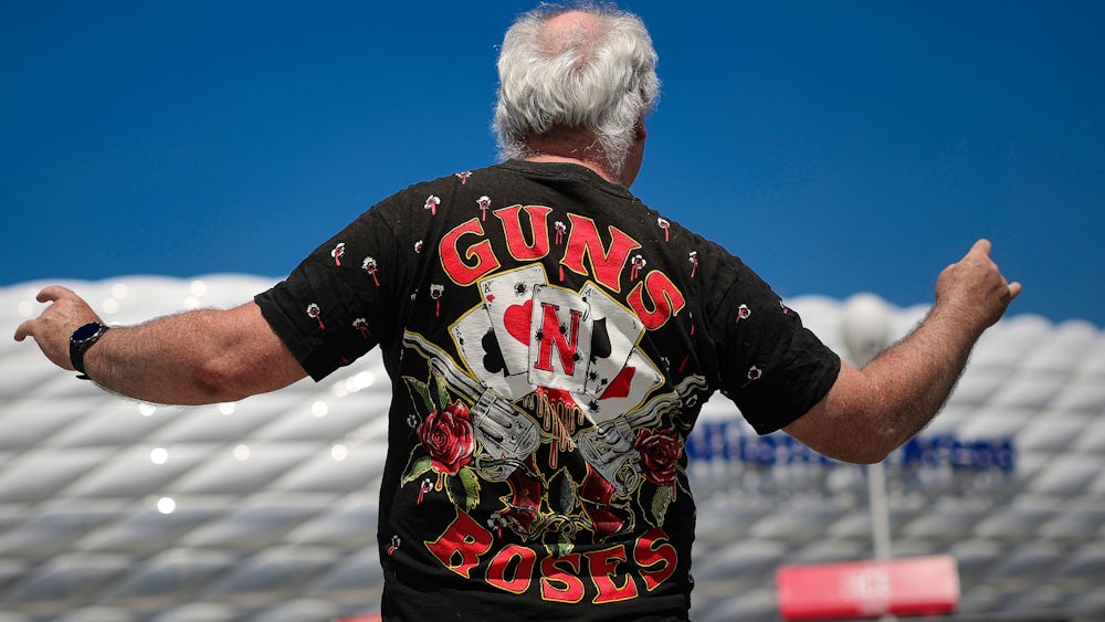 Vor der Arena sieht man viele Menschen mit Bandshirts. Wer noch keins hat, kann sich am Merchandise-Stand eindecken.
