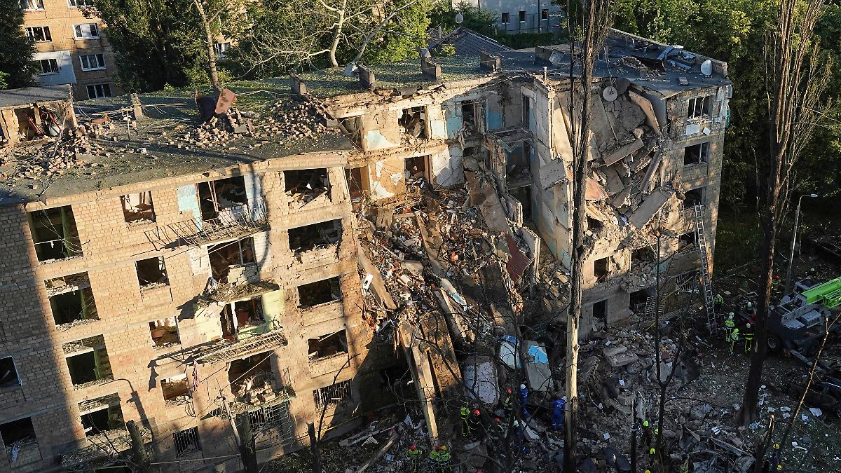 Mehrere Tote gemeldet: Schwere Luftangriffe auf Kiew - Russland zerbombt Wohngebäude