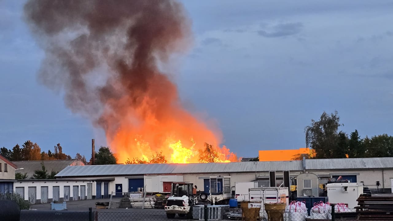 Feuerwehreinsatz: Gasbehälter in Berliner Lagerhalle explodieren | Regional