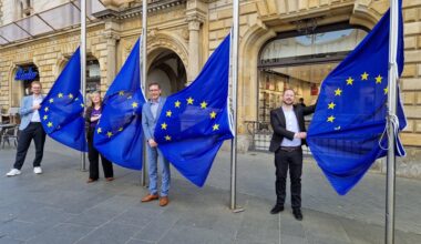 Am Europatag wurden EU-Flaggen vor dem Stadthaus gehisst. V.l.: Tim Kehrwieder (FDP), Catalina Möwes (Volt, OB Alexander Vogt und David Horn.