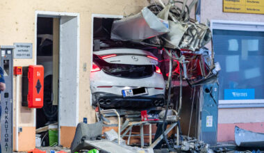 Nürnberg: Mann kracht mit AMG-Mercedes in Tankstellen-Schaufenster | Regional