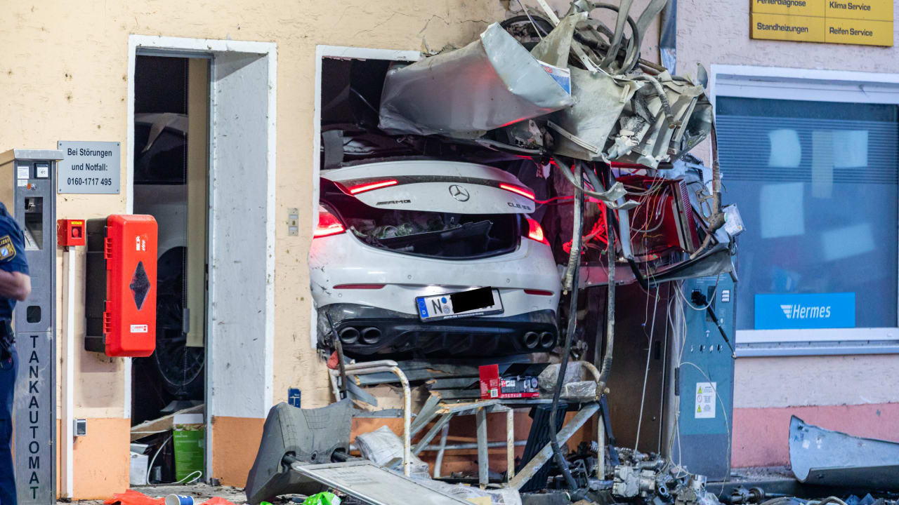 Nürnberg: Mann kracht mit AMG-Mercedes in Tankstellen-Schaufenster | Regional