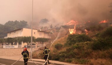 Waldbrand an Kroatiens Küste - Touristen fliehen - Panorama