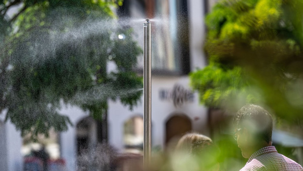 In Straubing wird an heißen Tagen feiner Wassernebel in der Innenstadt versprüht. (Archivbild)