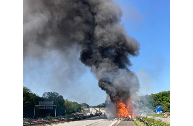 POL-WI: Brennendes Wohnmobil, Gemarkung Limburg, BAB 3, km 107, Fahrtrichtung Köln, ...