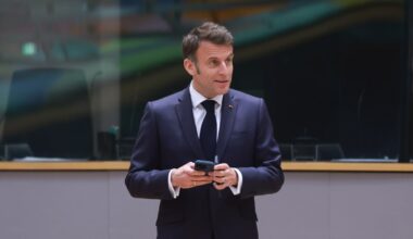 Frankreichs Präsident Emmanuel Macron nimmt am EU-Gipfel in Brüssel am 20. März 2025 teil. Themen sind Wettbewerbsfähigkeit, Ukraine und Verteidigungspolitik.