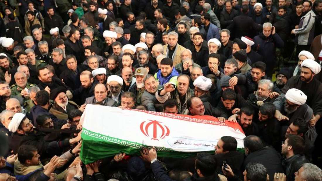 Der Sarg des iranischen Generals Ghassem Soleimani bei einem Trauerzug an der Universität Teheran. Foto: -/Office of the Iranian Supreme Leader/dpa