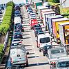 (Symbolbild) In den Pfingstferien kommt es oft zu dichtem Verkehr auf der A81. Hat das dieses Jahr zu vielen Unfällen zwischen Engen und ...