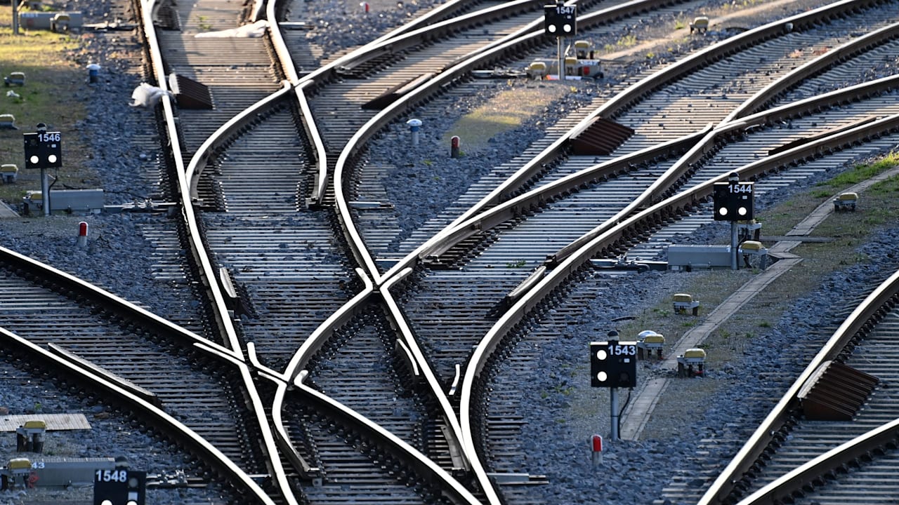 Bahn-Chaos: Defekte Weichen legen Strecke München-Holzkirchen lahm | Regional