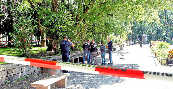 Ermittler der Mordkommission und Experten der Spurensicherung am Tatort, dem Neptunbrunnen im Alten Botanischen Garten. Hier fanden Passanten am Mittwochvormittag eine schwer verletzte 57-Jährigen aus München. Das Opfer starb später im Krankenhaus.