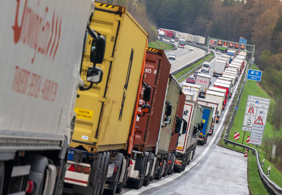 Klimaschutz - Lkw-Lobby fürchtet Milliardenstrafen wegen EU-Klimazielen - Politik