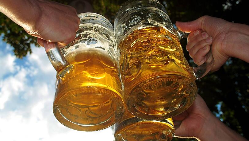Im Schatten alter Bäume: Diese historischen Biergärten in Bayern sind besonders schön